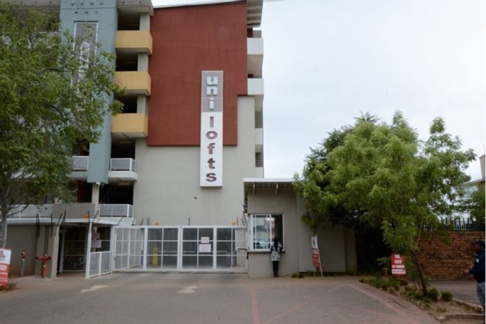 2 Bedroom Apartment To Rent in Hillcrest with shared kitchen and lounge amenities.