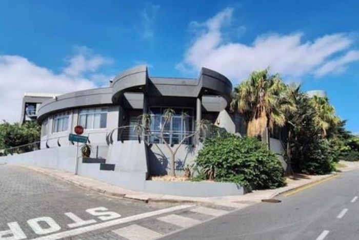Prime Humerail office to rent: 1715m² with harbour views and customizable space.