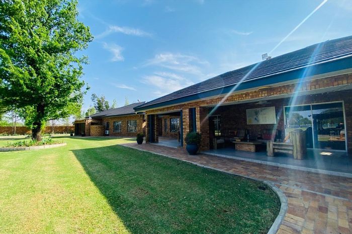 For Sale: Spacious 7-Bedroom House in Lochvaal with Riverfront Access and Multiple Amenities.
