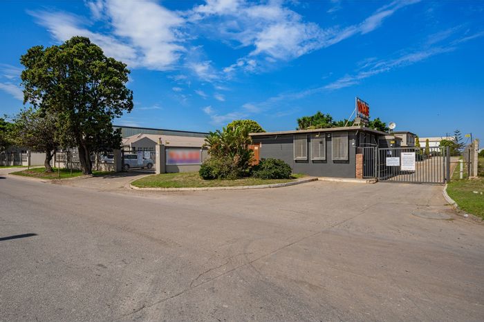 Industrial space to rent in Markman: 27,290m² with rail access and extensive amenities.