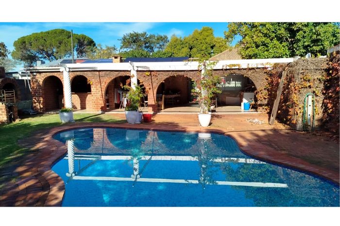 Walmer House For Sale: Spacious gardens, flatlet, pool, and eco-friendly features.