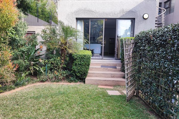 River Club Apartment To Rent: Fully furnished, private garden, secure parking, ideal for professionals.