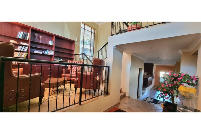 Mulbarton House To Rent: 3 Bedrooms, 2 Bathrooms, Garage, Safe Complex.