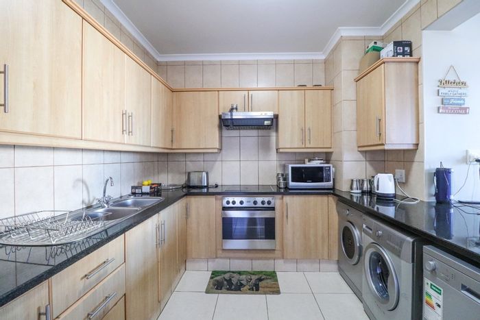 For Sale: 4-Bedroom House in Pinnacle Point Golf Estate with golf, spa, and gym.