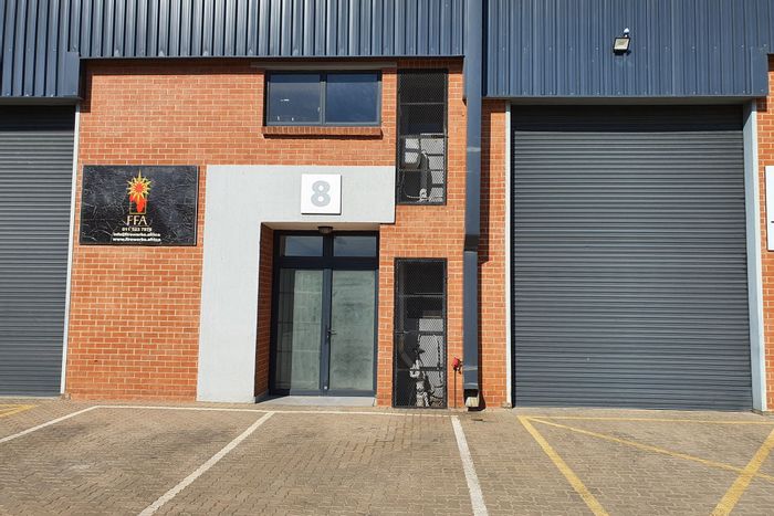 Industrial warehouse to rent in Honeydew, 191.4 sqm, flexible space available.