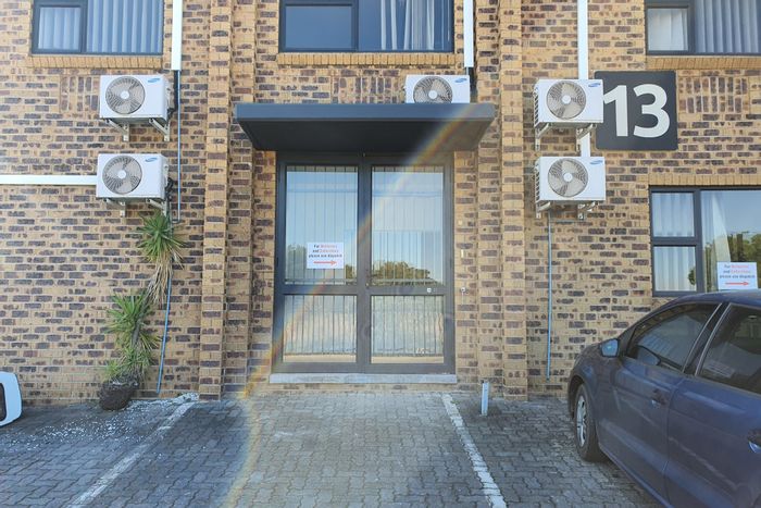 Industrial warehouse to rent in Honeydew with air conditioning, fibre internet, and security.