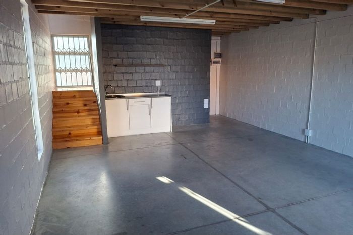 Industrial unit to rent in Fairview, ideal for office or warehouse use.
