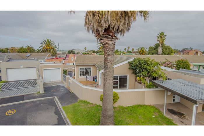 Glenwood Townhouse For Sale: 2 Bedrooms, Jacuzzi, Garage, Close to Amenities.