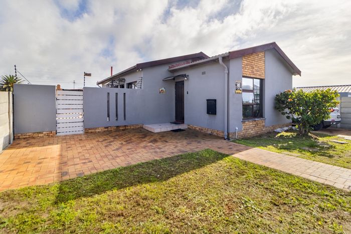 Brooklyn House For Sale: 3 Bedrooms, Pool, Entertainment Room, Security Features.