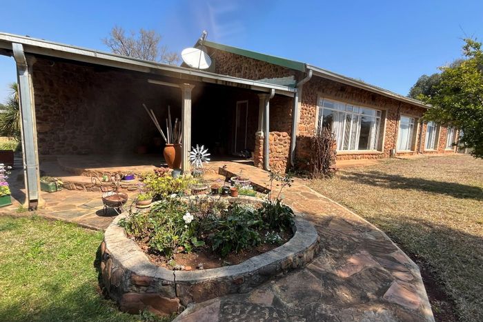 Groot Marico Rural Farm For Sale: 4 Bedrooms, large garden, water supply, mountain views.