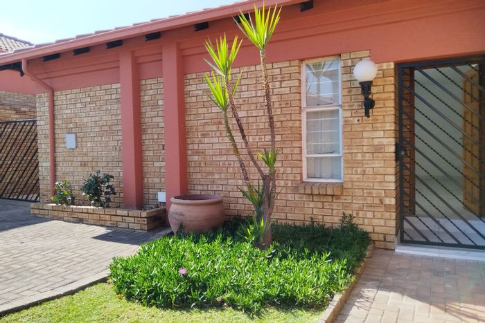 Bartlett House To Rent: 3 beds, pet-friendly garden, secure estate, double garage.
