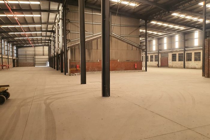 Industrial space to rent in Markman: 8500m², drive-through access, office block, secure.