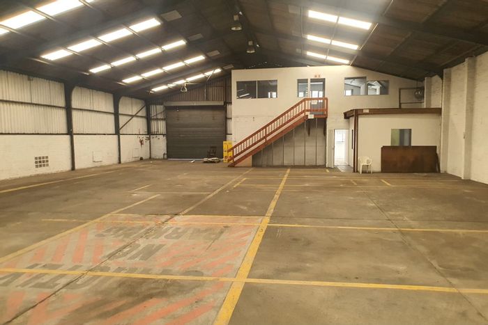 Industrial warehouse in Korsten to rent, 635m2 with secure access and offices.