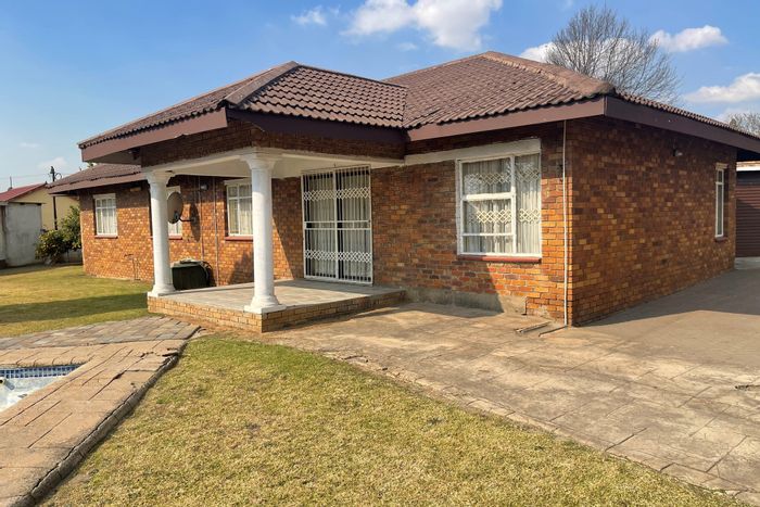 For Sale: Spacious 4-bedroom house in Kriel Central with flatlet and pool.