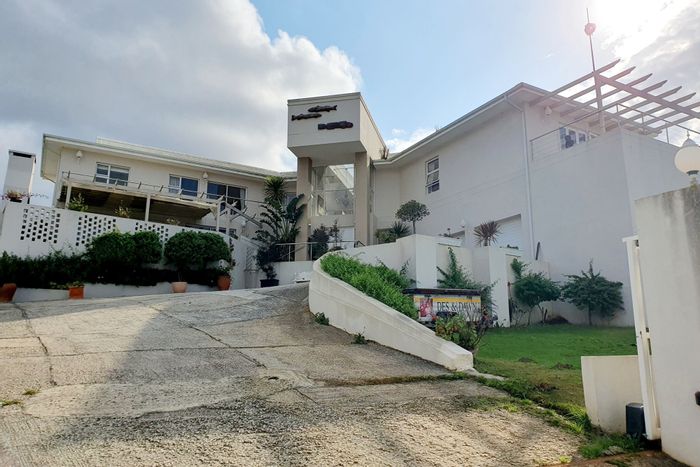 Whale Rock House For Sale: Spacious living, pool, braai area, ocean views.