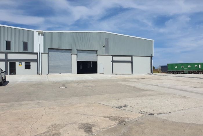 Industrial Warehouse To Rent in Sidwell: 1,911m², dual roller doors, customizable office space.