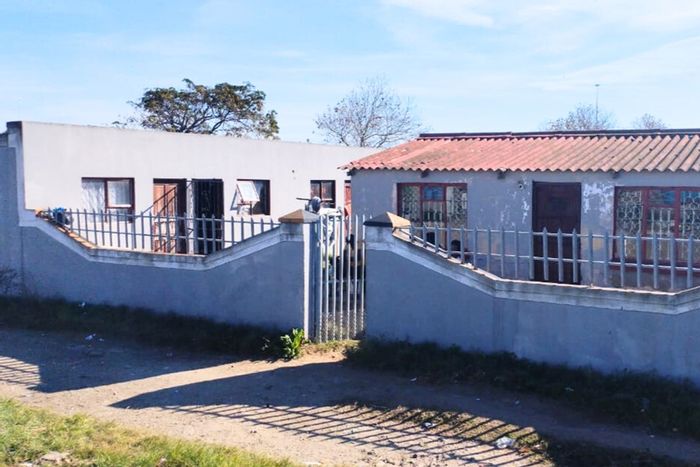 Kwazakhele House For Sale: 2 bedrooms, income-generating 5 rooms, lock-up garage.