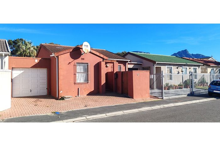 For Sale: Kenilworth House with 2 bedrooms, private backyard, secure parking.