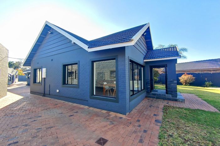 Rynfield House For Sale: Chef's kitchen, pool, cottage, top security, prime location.