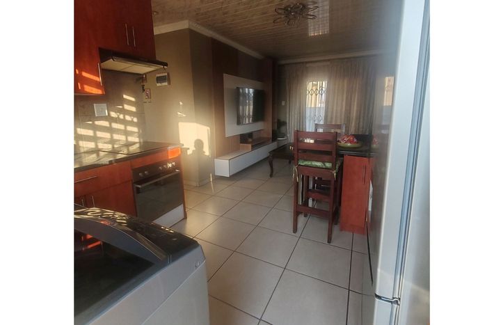 Vanderbijlpark CE7 House For Sale: 3 Bedrooms, Garage, Spacious Kitchen, Ample Parking.