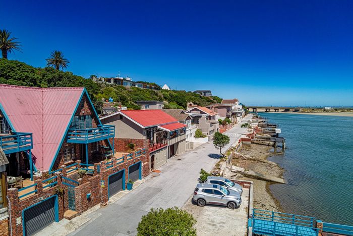 House To Rent in Amsterdamhoek: Waterfront access, spacious living, and pet-friendly.