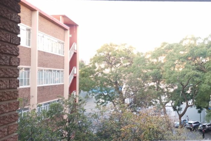 1-Bedroom Apartment To Rent in Parktown with Balcony and Covered Parking.