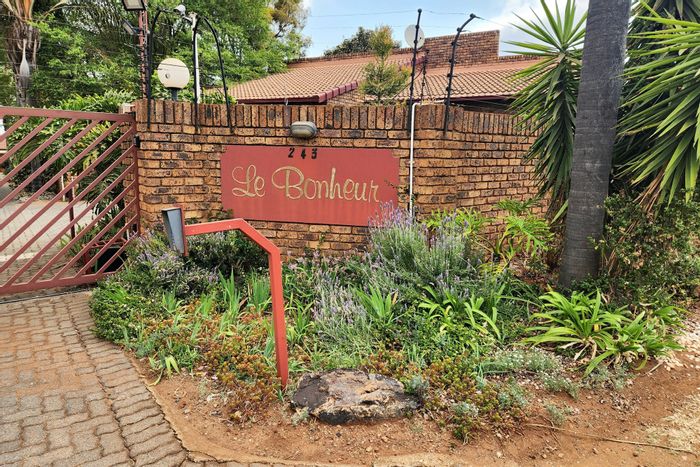 3-Bedroom Townhouse To Rent in Die Hoewes with pool, garden, and security access.