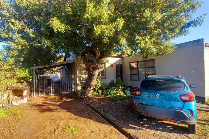 Spacious Ruyterwacht house with 6 bedrooms, potential flatlets, and ample parking. For Sale.