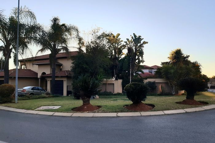For Sale: 4-Bedroom House in Ruimsig with Pool, Garden, and 3 Garages.