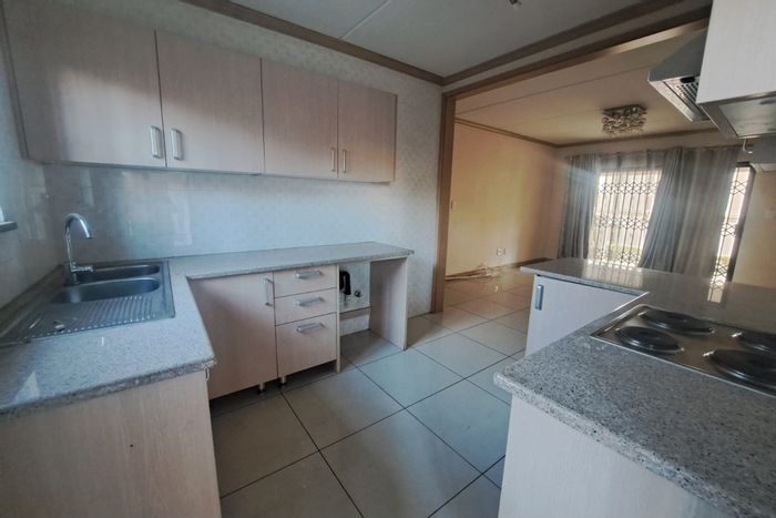 For Sale: 2-Bedroom Apartment in Noordwyk with Parking and Convenient Amenities.