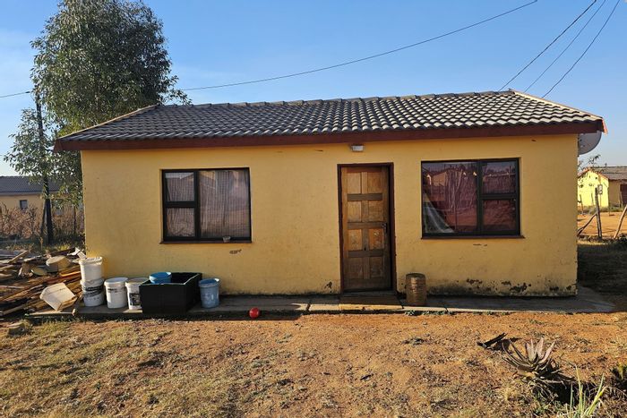 Klarinet House For Sale: 2 Bedrooms, open-plan living, 700 m² land, parking.