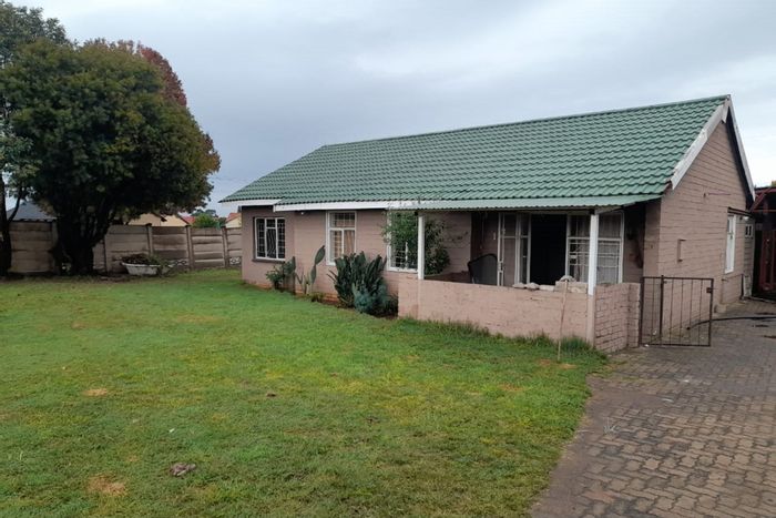 Dual-living opportunity in Tasbet Park Ext 2, house with rental potential for sale.