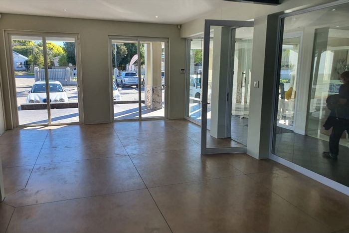 Prime 109m² retail space in Walmer, high foot traffic, ample parking available.