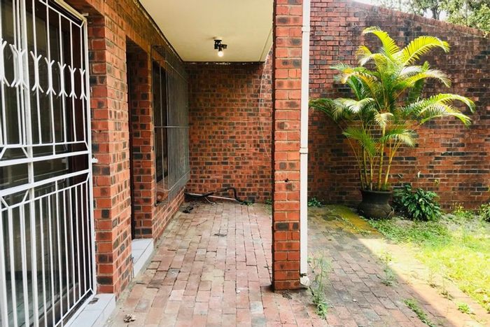 3-Bedroom Townhouse To Rent in Meer En See with garden, garage, and air conditioning.