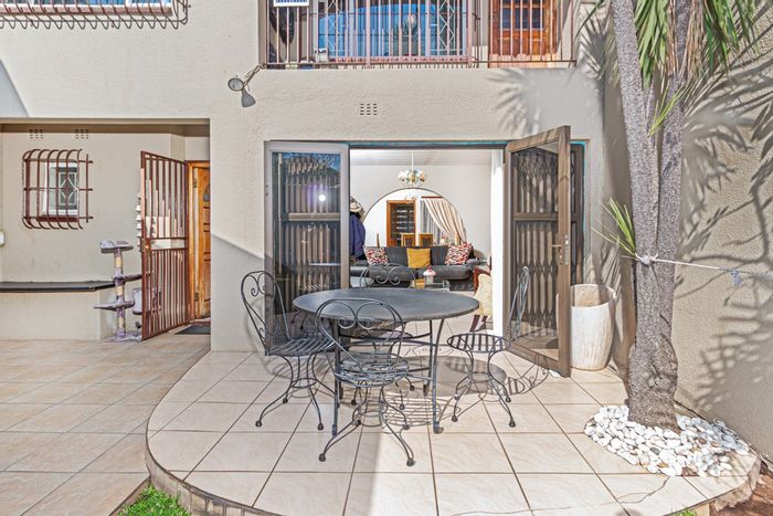 Quellerina Townhouse For Sale: 3 bedrooms, garden, pool access, secure complex.