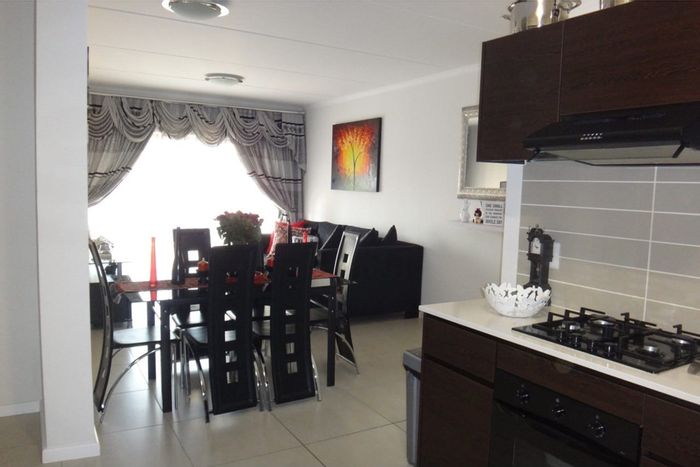 Kyalami Apartment To Rent: 2 beds, pool, playground, parking, high-speed internet.