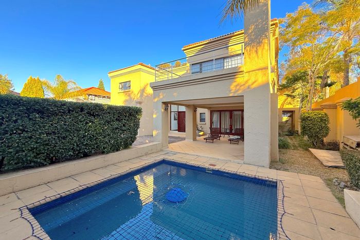 Dainfern Golf Estate House To Rent: 5 beds, pool, staff quarters, off-grid living.