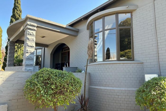 For Sale: House in Discovery with gardens, flat, office, and security features.