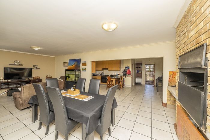 For Sale: House in Sonkring with pool, garden, and convenient amenities.