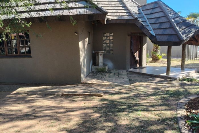6-Bedroom House For Sale in Suidheuwel with Open-Plan Living and Prime Location.