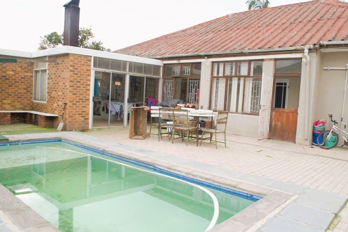 For Sale: Spacious Bella Vista house with pool, garage, and 4 bedrooms.