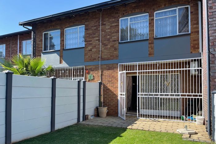For Sale: South Crest Townhouse with 2 Bedrooms, Garden, Garage, and Security Features.