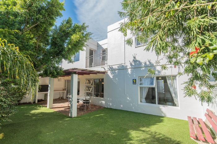 Summerstrand Townhouse For Sale: 3 Bedrooms, Pool, Garden, Close to Amenities.