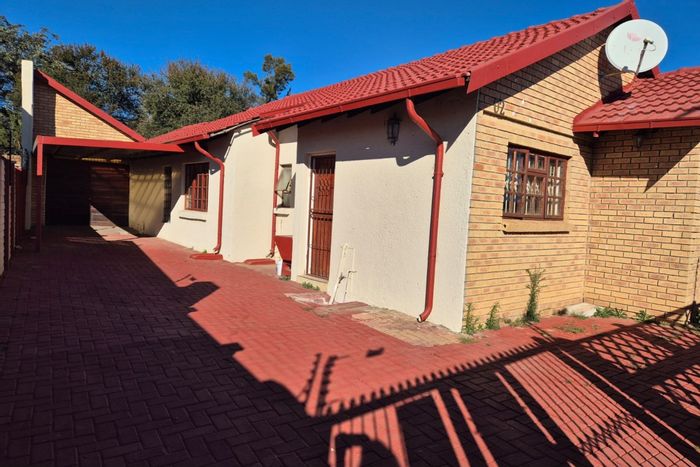3-Bedroom House in Ivy Park For Sale: En-suite, garage, secure yard, convenient access.