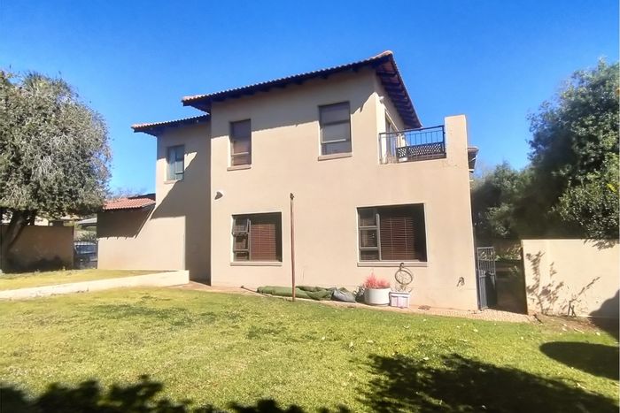 For Sale: Spacious Ruimsig house with pool, patio, and golf estate access.