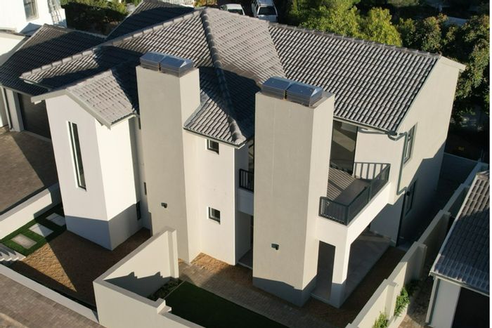 For Sale: House in Country Club with 3 beds, indoor braai, secure estate.