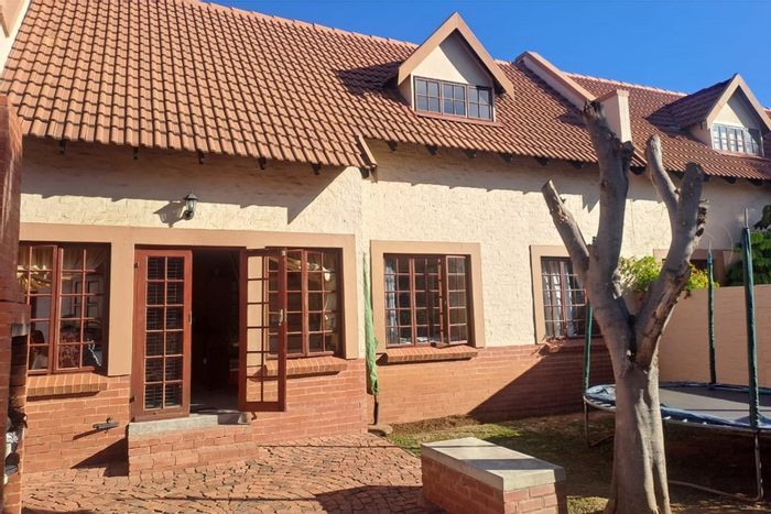 Equestria Townhouse For Sale: 3 beds, secure complex, parking, close to amenities.