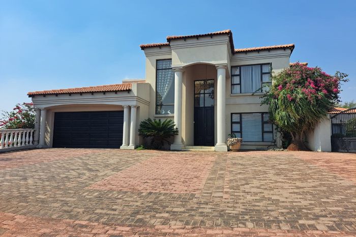 Heuningklip House For Sale: 4 beds, security estate, patio, garden, double garage.