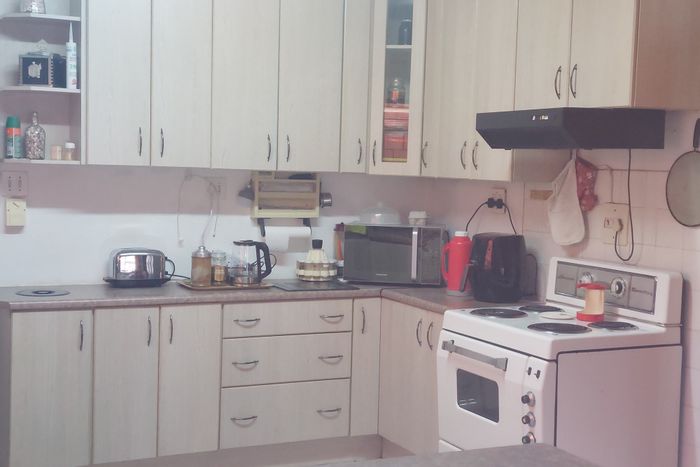 Spacious Silver Oaks house with flat, garden, and ample parking for sale.