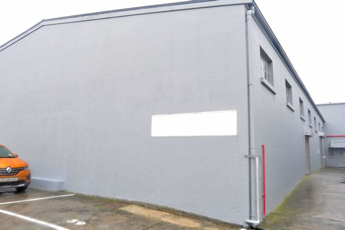 Industrial warehouse in Maitland to rent, featuring roller doors and kitchenette.